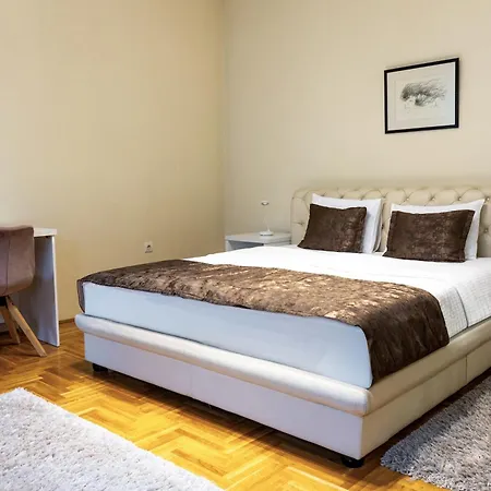 דירה Parkside Garni *